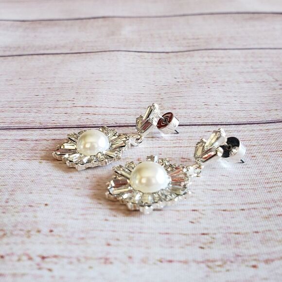 NWT Banana Republic Crystal/Pearl Drop Earrings - Picture 3 of 8